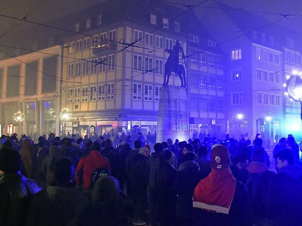 Am Bertoldsbrunnen musste die Polizei zwischenzeitlich eingreifen.  | Foto: Michael Bamberger