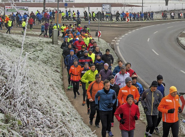 Mehr als 150 Luferinnen und Lufer  w...d zurck zur Mhlbachhalle unterwegs.   | Foto: Olaf Michel