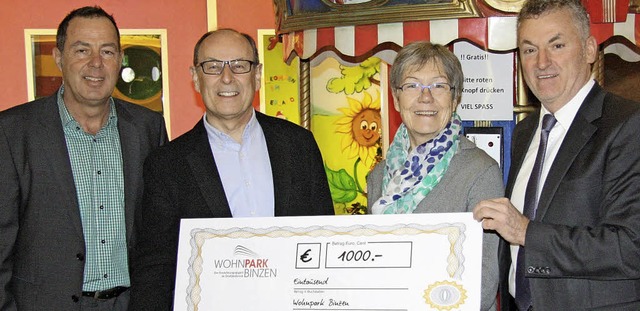 <BZ-FotoAnlauf>Spendable Belegschaft:<...berreichten  1000-Euro-Spendenscheck.   | Foto: privat