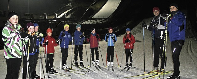 Der Nachwuchs des Skiclubs Hinterzarte...e Loipe aus Kunstschnee zum Training.   | Foto: DIETER MAURER