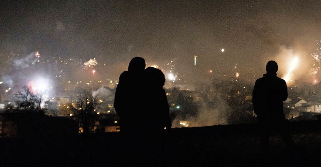 Viele Brgerinnen und Brger sahen sic...r Nacht das Feuerwerk ber Lrrach an.  | Foto: Ansgar Taschinski