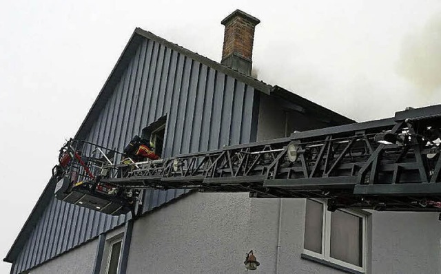 Mit der Drehleiter untersttze   die L... beim Lscheinsatz im Ortsteil Buch.    | Foto: Feuerwehr Laufenburg