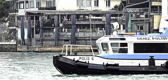 Ein trkisches Polizeiboot vor dem Nac...n Istanbul am Morgen nach dem Anschlag  | Foto: AFP