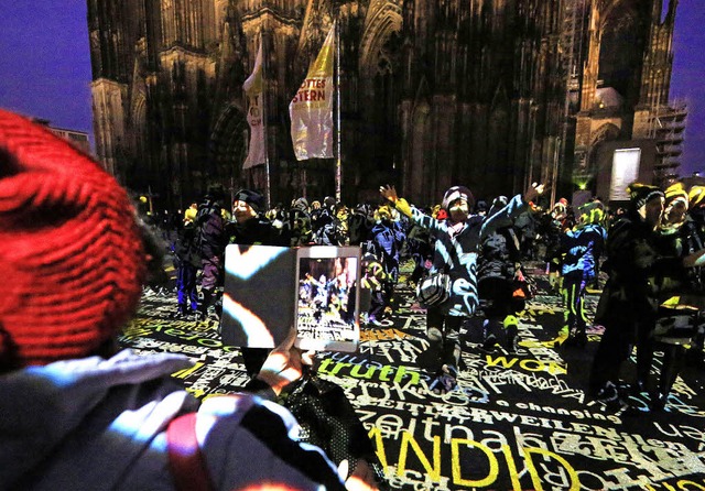 Kunst statt Krawall: Eine Lichtinstall...om faszinierte an Silvester Tausende.   | Foto: dpa