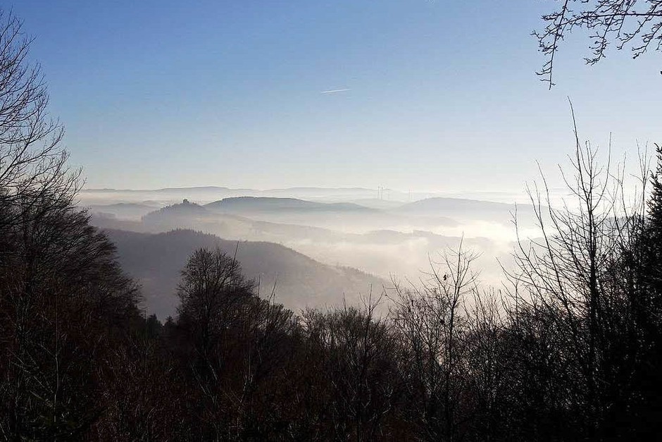 Oben Sonne, unten Nebel – BZ-Redakteur Christian Kramberg hat an Silvester von der Julius-Kaufmann -Hütte ins Schuttertal fotografiert. (Foto: Christian Kramberg ) Oben Sonne, unten Nebel – BZ-Redakteur Christian Kramberg hat an Silvester von der Julius-Kaufmann -Hütte ins Schuttertal fotografiert. (Foto: Christian Kramberg )
