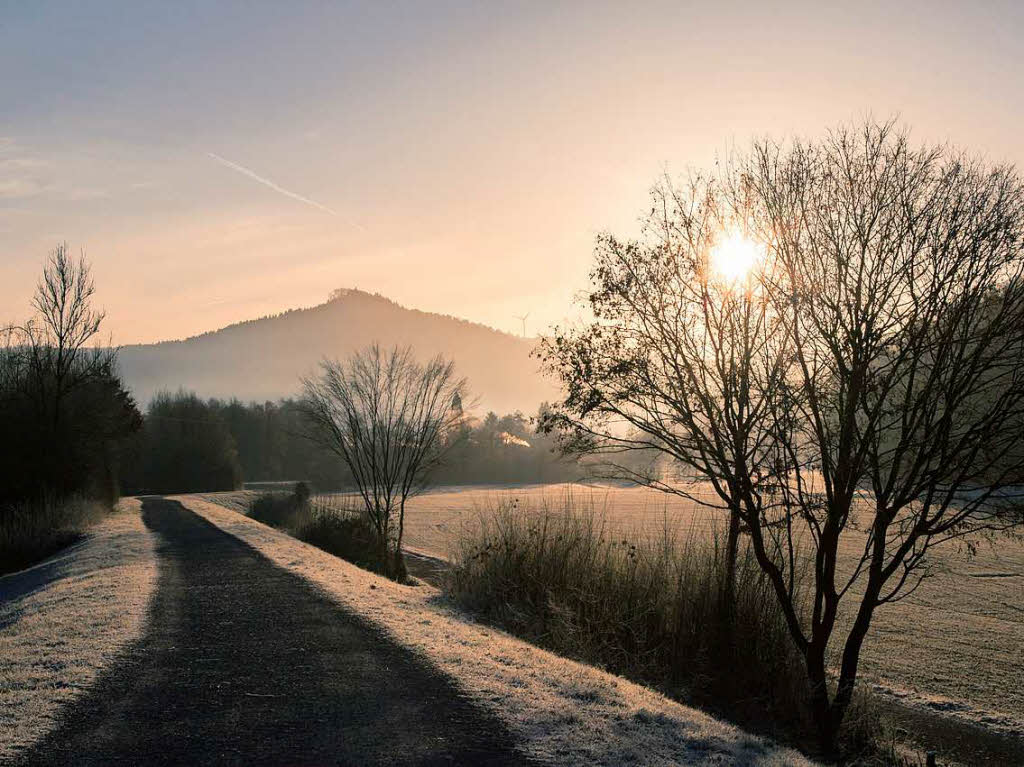 Einen besonderen Moment hat  Jrgen Bahls  beim Rckhaltebecken in Kuhbach  eingefangen. Seine Aufnahme zeigt  die winterliche Morgenstimmung mit dem Blick auf die Burgruine Ltzelhardt oberhalb von Seelbach.