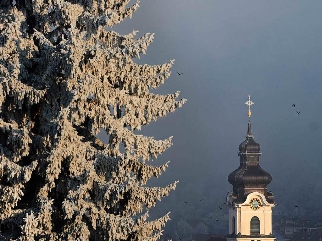 Der Kirchturm im Nebel am Neujahrstag in Friesenheim