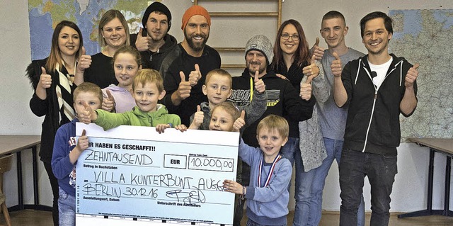 Der Fotograf Benjamin Jaworskyj (mit o...ro an die Villa Kunterbunt in Auggen.   | Foto: Volker Mnch