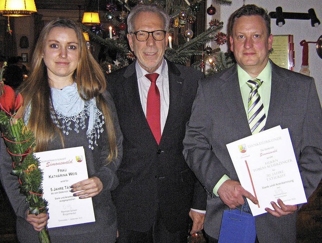 Brgermeister Reinhold Scheer (Mitte) ...atharina Weis und Tobias Scherzinger.   | Foto: Gemeinde Simonswald