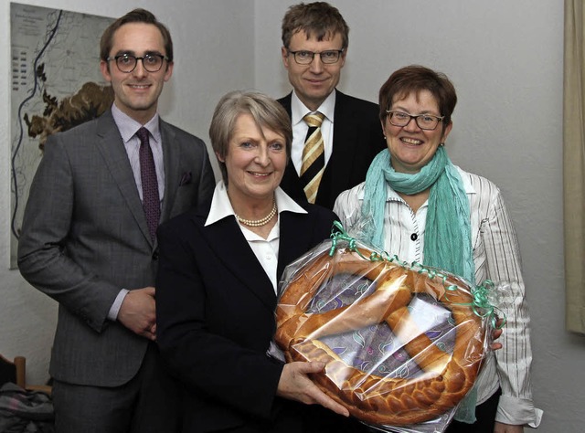 Rosina Kaltenbach (rechts) bergab im ...r Bohn (links) und Pfarrer Claus Trost  | Foto: Herbert Trogus