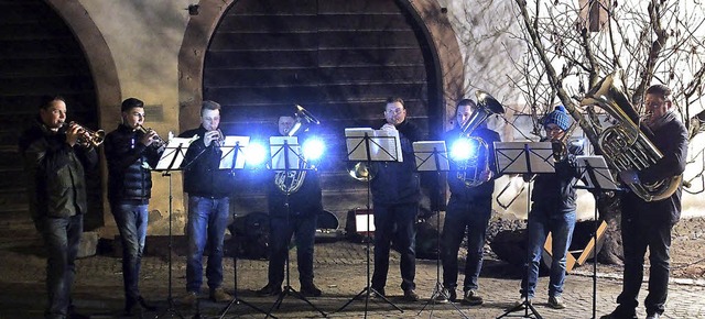 Die Turmblser des Musikvereins musizi...chsel auf dem Kirchplatz in Egringen.   | Foto: Nicole Schopferer