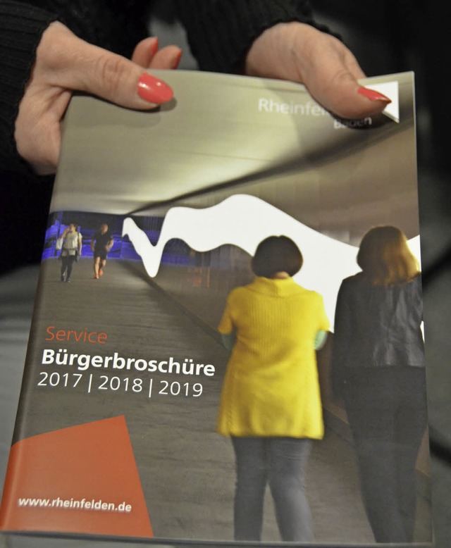 Die neue Brgerbroschre gibt es  im Brgerbro.   | Foto: Ingrid Bhm-Jacob