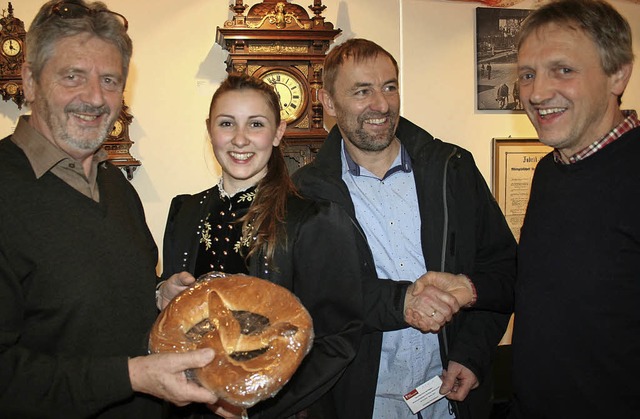 Julia und Klaus Benitz aus Hinterzarte...ne Geschenke und eine Neujahrsbrezel.   | Foto: DIETER MAURER