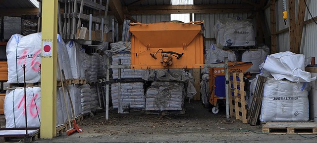 Die Salzlager fr die Winterdienstler ...70 Tonnen Streusalz  eingelagert hat.   | Foto: Markus Maier