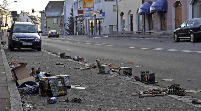 Am frhen Neujahrsmorgen sahen viele S...; bis die Werkhof-Mitarbeiter kamen.    | Foto: Heinz Vollmar