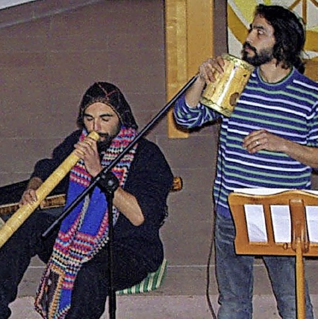 Nima Aarabi (links) spielt das Alphorn...uder Navid lt  die Toofan erklingen.  | Foto: Rolf Reimann