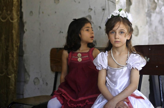 Beschossenes Klassenzimmer: Zwei Mdch...ten Stadt Syriens (Unicef-Foto 2016)  | Foto: DPA