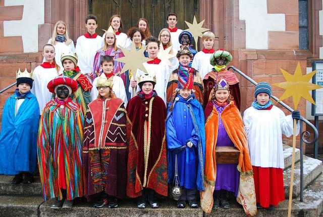 Vor dem kurzen Gottesdienst stellen si...r vor St. Bonifatius fr ein Foto auf.  | Foto: Sylvia-Karina Jahn