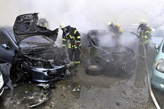 Vier Wagen gehen bei Autohndler in Flammen auf