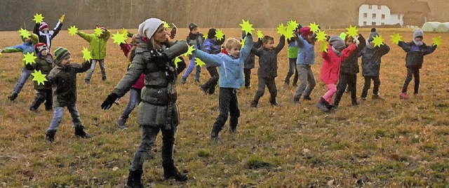 Einen Sternentanz auf freiem Feld vollfhrten Kinder der Grundschule Berau.   | Foto: Christiane Seifried