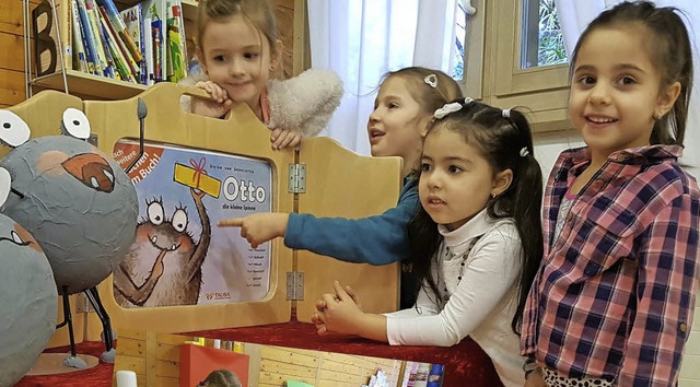 Kinder beschftigen sich mit dem  Otto-Bilderbuch.   | Foto: Stadt