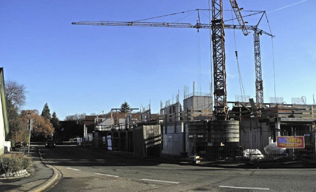 Der Bau der Bugginger Seniorenwohnanlage kommt gut voran.   | Foto: Martin Pfefferle