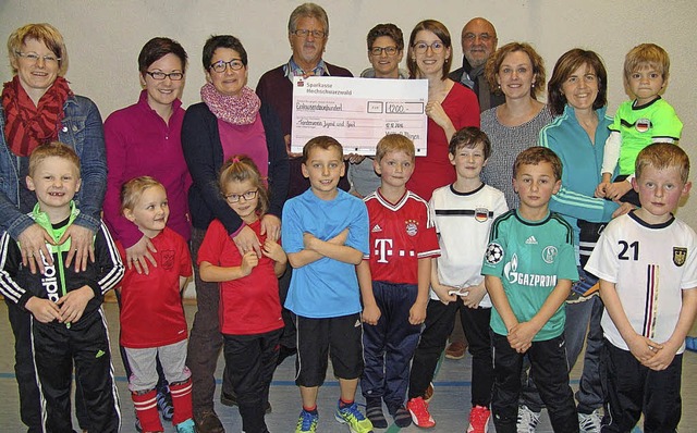 Das Team vom Kinderkleidermarkt St. M...an den Frderverein Jugend und Sport.   | Foto: Heinrich Fehrenbach