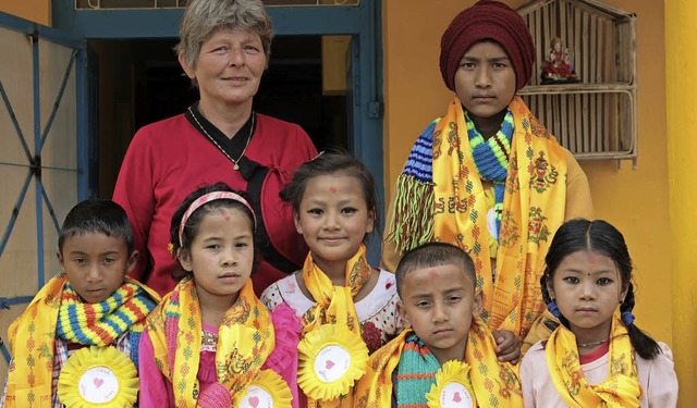 Projektleiterin Omari mit den Bewohner...er beiden Kinderhuser von Om Shivom.   | Foto: Privat