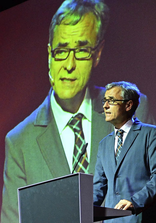 Guy Morin bei seiner Ansprache im Basler Volkshaus   | Foto: Annette Mahro