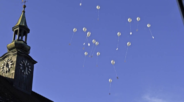 Beliebt sind Trauungen im Alten Rathau... Himmel schon mal voller Luftballons.   | Foto: Lena Marie Jrger