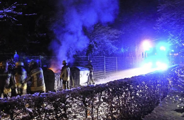 Lscheinsatz fr Papiercontainer: Unbe...ben die Altpapierbehlter angezndet.   | Foto: Feuerwehr