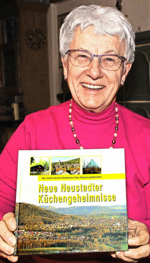 Barbara Mller mit dem Kochbuch &#8222...em ihr Saueressen verffentlicht ist.   | Foto: Eva Korinth