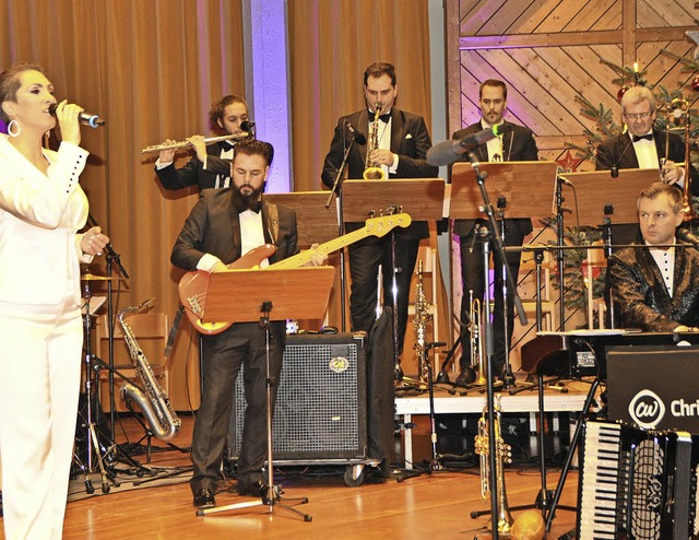 Beim Neujahrskonzert in Hchenschwand:...m Hintergrund Akteure des Orchesters.   | Foto: Herbert Schnbele