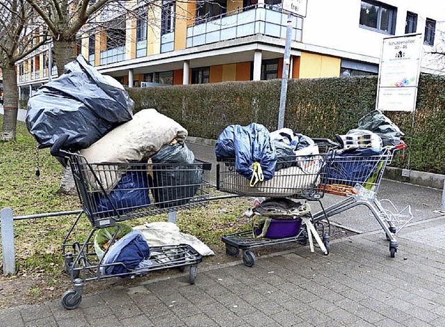 Drei Einkaufswagen voller Mll beim Zentrum Oberwiehre  | Foto: Privat