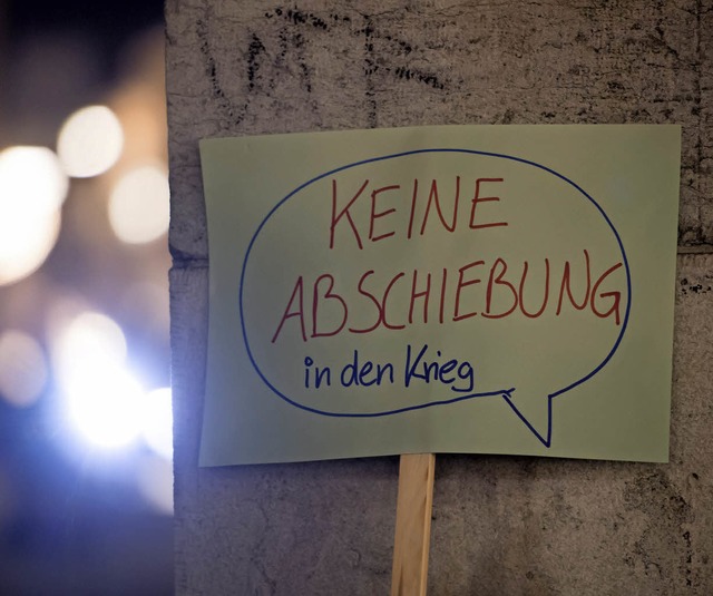 Das Schild eines Demonstranten steht an einer Mauer in Mnchen.   | Foto: dpa