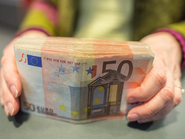 Um insgesamt mehr als 270.000 Euro hab... Tter die Frau betrogen (Symbolbild).  | Foto: dpa