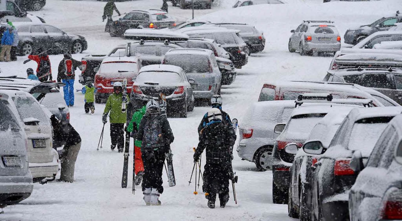 Wintersportler auf dem Weg zum Schauinsland.  | Foto: dpa