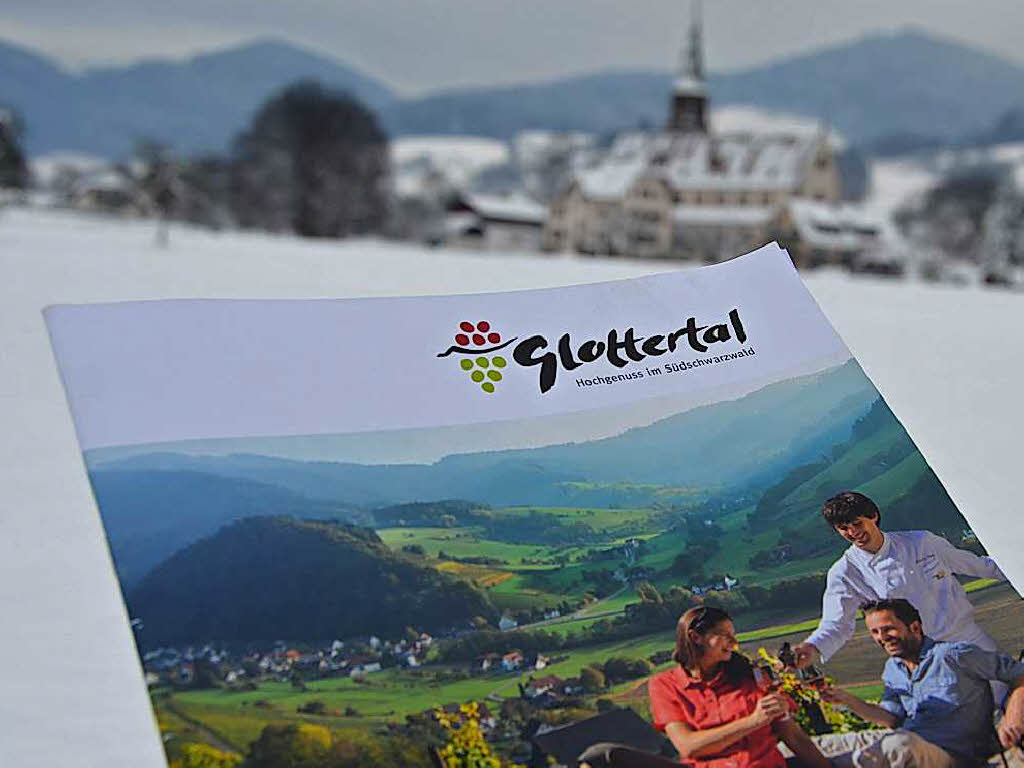 Eine Kombination  aus Trachtenhut und Trauben: Das neue Logo Glottertals ziert das aktuelle Ferienmagazin des Tourismusorts.