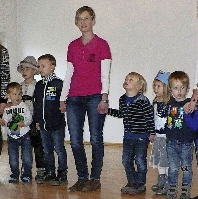 Kindergartenleiterin Christina Frank im Kreise &#8222;ihrer&#8220; Kinder.   | Foto: Rit