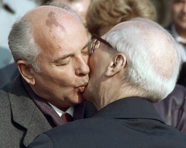 Protokollarischer Bruderkuss: Michail ...(l.) und Erich Honecker 1989 in Berlin  | Foto: usage worldwide, Verwendung weltweit