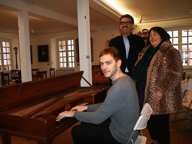 Der Musiker Ludovic Van Hellemont spie...la Schmid und Jrgen Snger freut das.  | Foto: Marlies Jung-Knoblich