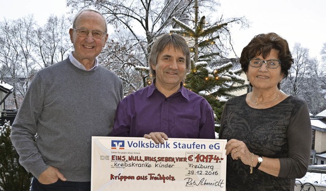 Einen symbolischen Scheck ber 10174 E...n fr krebskranke Kinder in Freiburg.   | Foto: Nikola Vogt