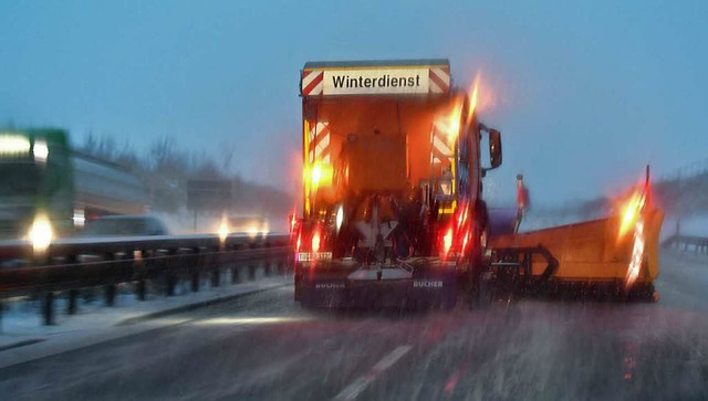 Schneepflge auf der Autobahn: Sturmti...222;Axel&#8220; macht&#8217;s mglich.  | Foto: dpa