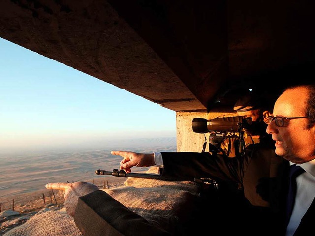 Frontbesuch: Frankreichs Prsident Fra...lande steht in einem Bunker bei Erbil.  | Foto: dpa