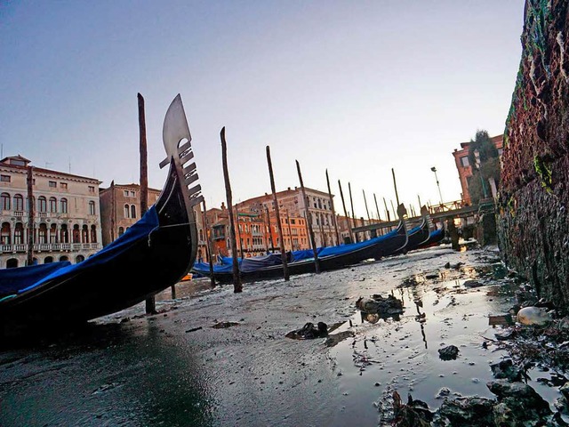 Viele Kanle in Venedig sind ausgetrocknet, die Gondeln liegen im Matsch.  | Foto: dpa