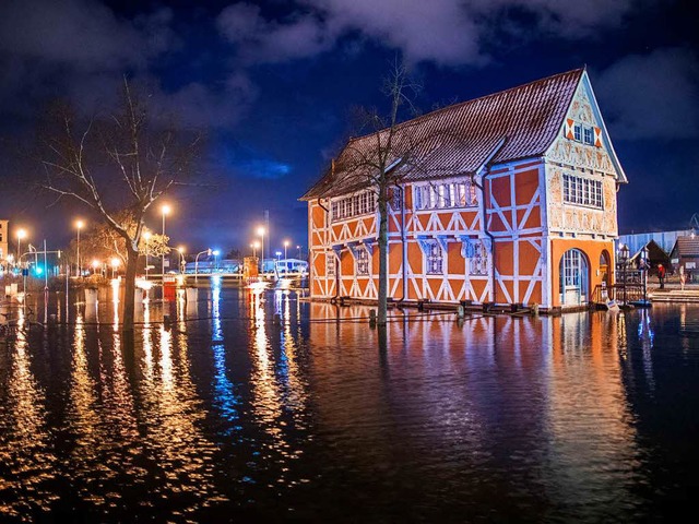 Ein historisches Speichergebude steht...rpommern) am Stadthafen im Hochwasser.  | Foto: dpa