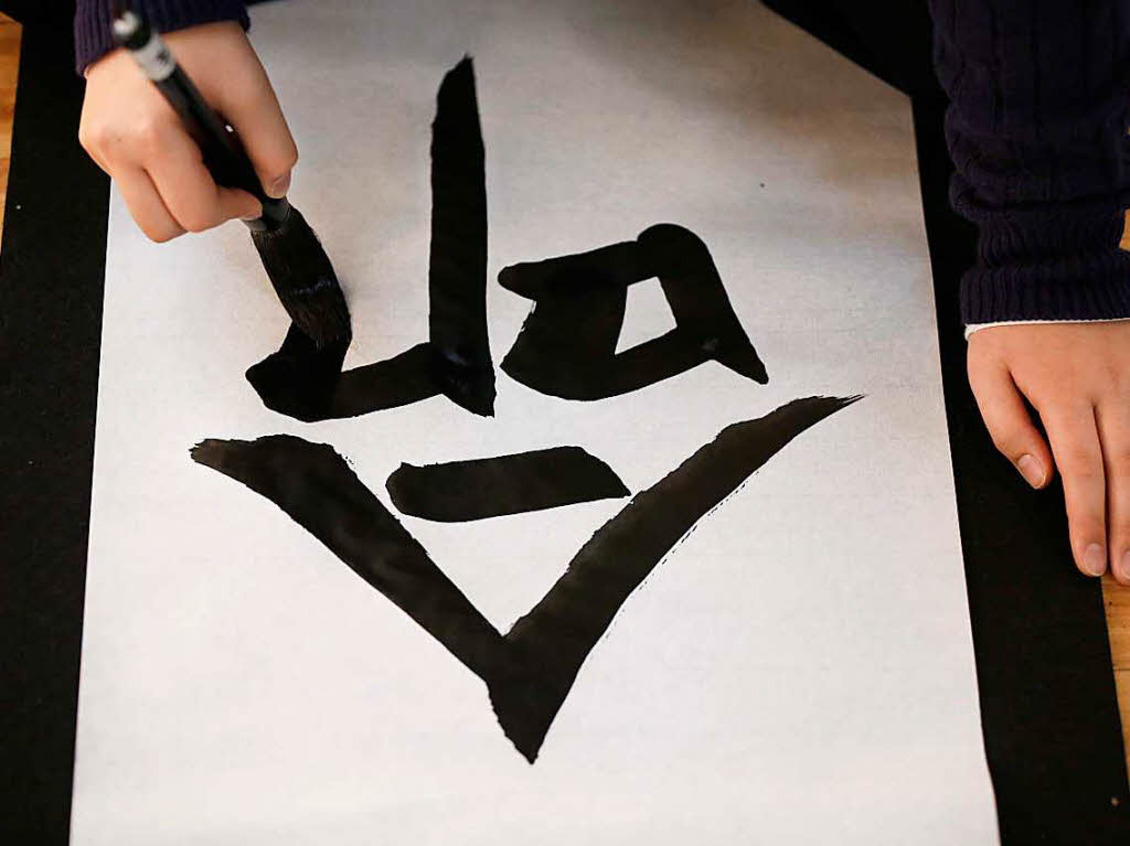 Ein Teilnehmer am jhrlichen Kalligraphie-Wettbewerb schreibt  den Buchstaben „Inochi“ (Leben) in einer traditionellen japanischen Kalligraphie.