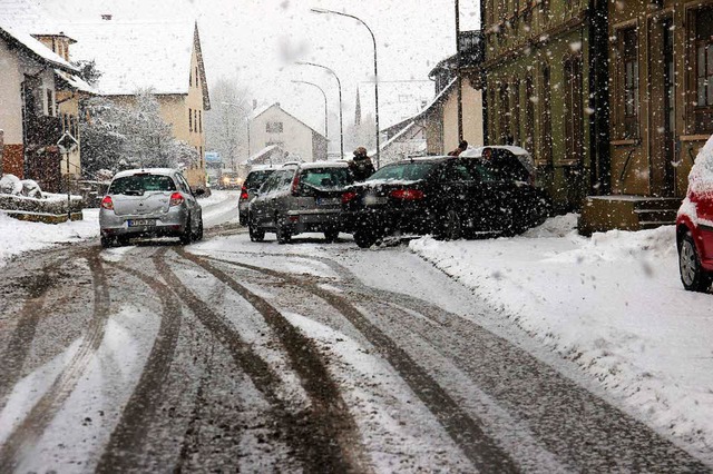 Der starke Schneefall hat fr mehrere Unflle gesorgt.  | Foto: Helmut Kohler 