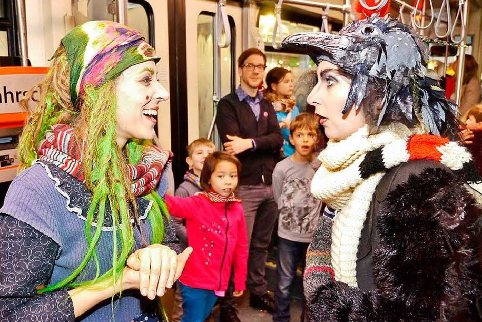 Straßenbahnfahrt mit der kleinen Hexe (Stefanie Mrachacz) und dem Raben Abraxas (Marie Bonnet) durch Freiburg (Foto: Patrick Kerber) Straßenbahnfahrt mit der kleinen Hexe (Stefanie Mrachacz) und dem Raben Abraxas (Marie Bonnet) durch Freiburg (Foto: Patrick Kerber)