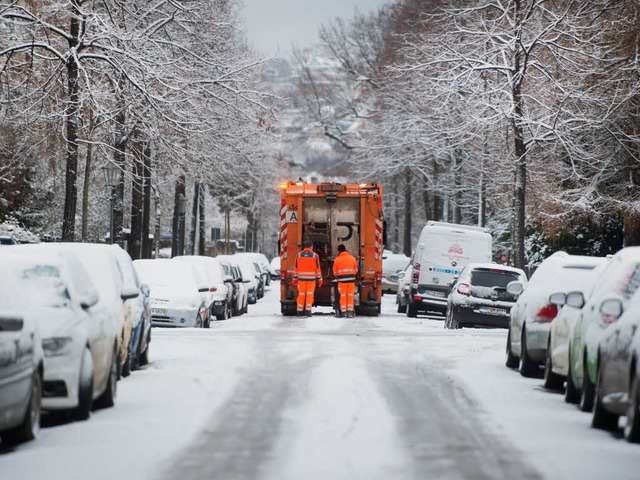 Schnee und Eis machen der Mllabfuhr zu schaffen  | Foto: dpa